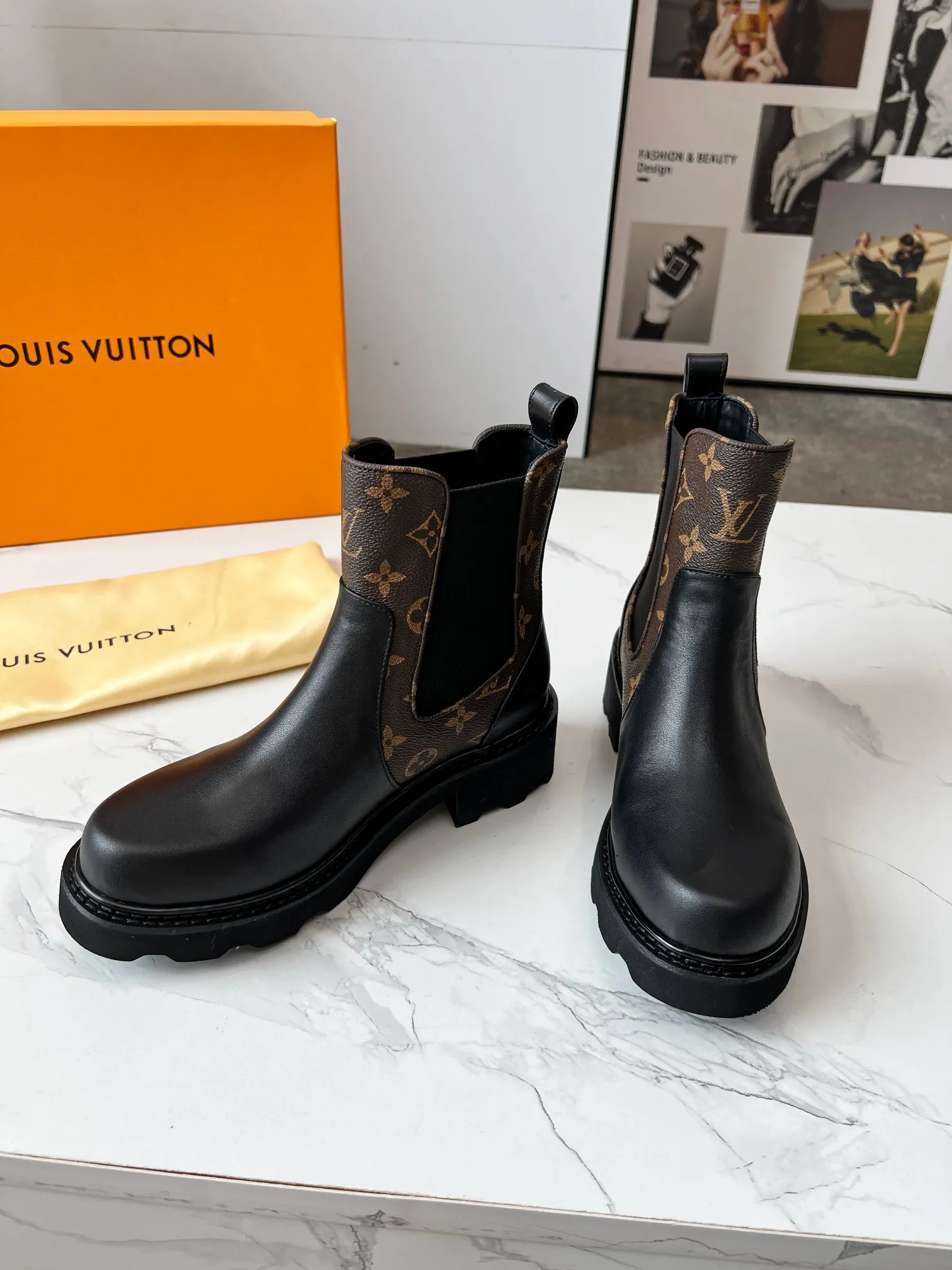 👟👟Ex-factory price 540👟👟 LOUS VUITON 🔥🔥🔥️ The latest short boots model from Louis Vuit 2025 official website, official website 💯 original version 1:1. LV Beaubourg uses calfskin to present a Chelsea-style upper, with a lightweight thick sole. Monogram canvas trim and contrast stitching outline the elastic side panels and seams respectively, cleverly interpreting the balance of strength and softness. It is a fashionable short boot that is comfortable and generous, versatile and very good-looking. Upper: Full-grain calfskin. Lining feet: sheepskin. Color: black/coffee, 35 to 40 yards, (414243 yards can be customized without return or exchange) Bosses are welcome to place orders